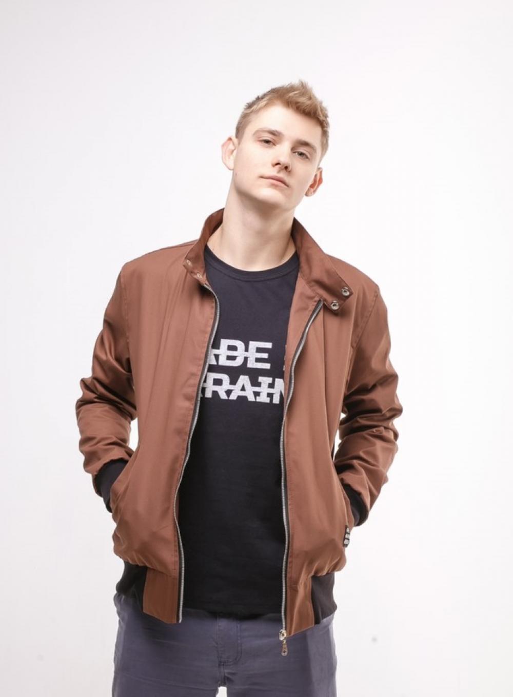 Легкий бомбер Law Brown